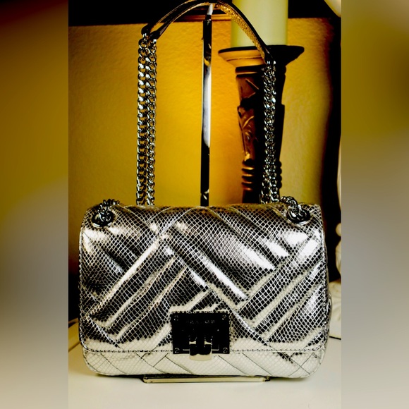 “HOST PICK” MICHAEL KORS Metallic Silver Quilted Leather with a Chain Strap - Picture 1 of 17